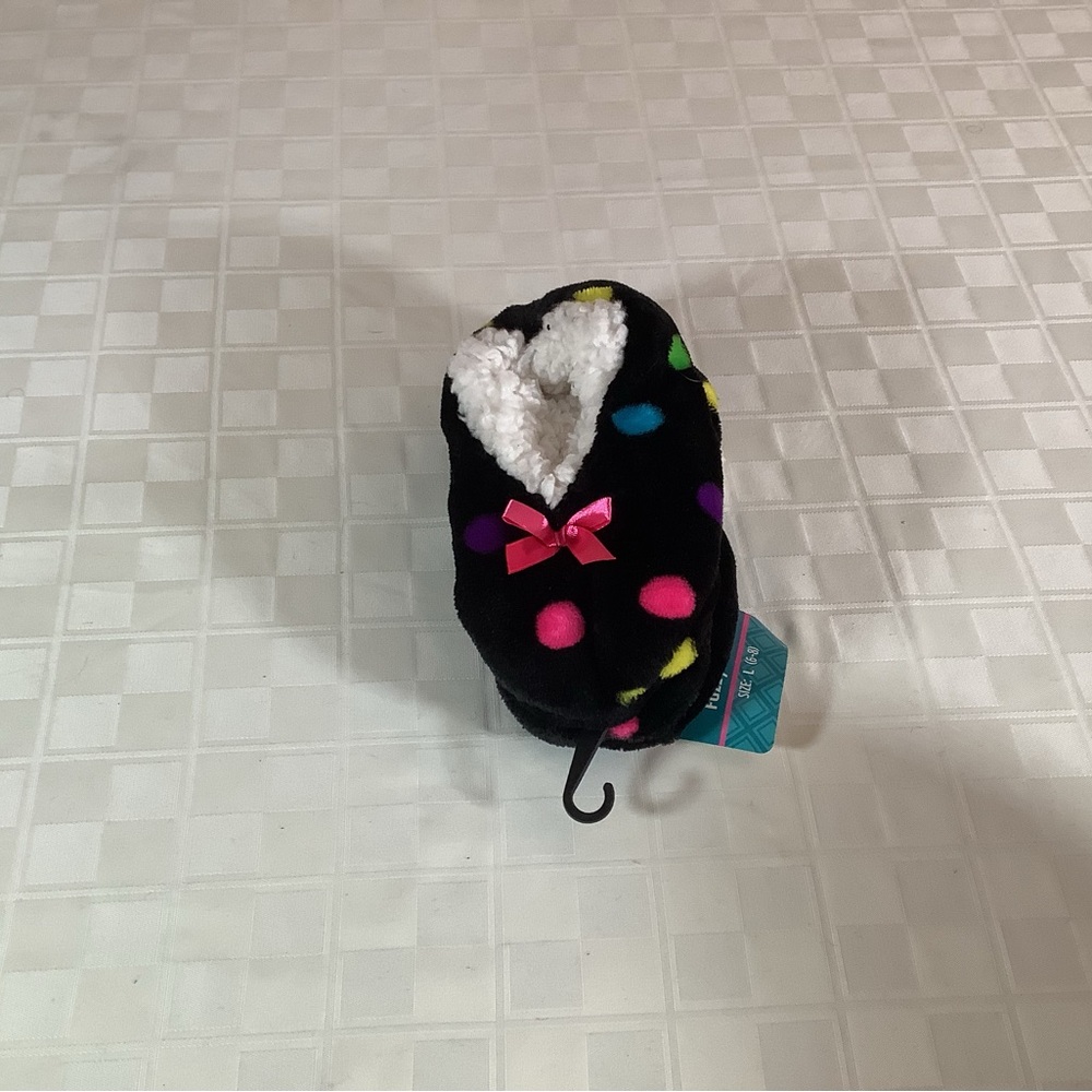 💜 New girls fuzzy Babba slipper Black and Pink Size large (6-8)